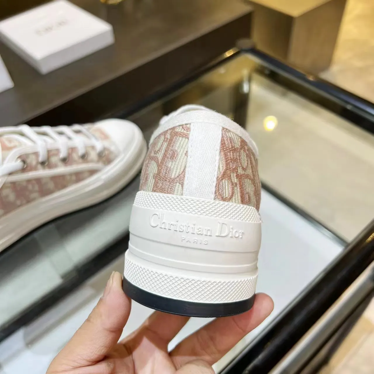 👟👟Ex-factory price 520👟👟 Dior’s 2025 Walk ‘n’ Dior embroidered mid-top casual shoes are new. On the fashion stage, Dior embroidered shoes are the well-deserved protagonist. Delicate stitching is used on the upper, every stitch is devoted to the craftsman's efforts, and every thread is woven with artistic poetry. From complex floral patterns to smart geometric textures, embroidery is like the magic that gives shoes life, allowing them to show dynamic beauty even in static conditions.   Wearing Dior embroidered shoes feels like stepping into a dream world full of art. It is not only a pair of shoes, but also a walking piece of art that perfectly integrates fashion and culture. Whether you are strolling on the bustling city streets or attending important social occasions, Dior embroidered shoes can add unique charm to your style and become the focus of everyone's attention.   Choosing Dior embroidered shoes means choosing a persistent pursuit of quality and a unique understanding of fashion. Let it accompany you through every wonderful moment and leave your own fashion mark.  Material: Sheepskin lining, feet, silk cowhide, size 35-41, heel height 5cm
